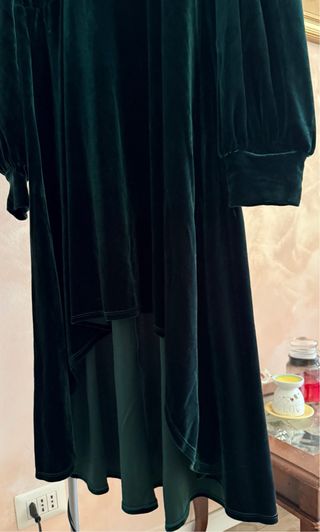 Abito in velluto verde asimmetrico
