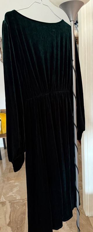 Abito in velluto verde asimmetrico