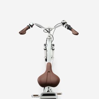 Bicicleta eléctrica urbana conectada Elops 920 E blanco