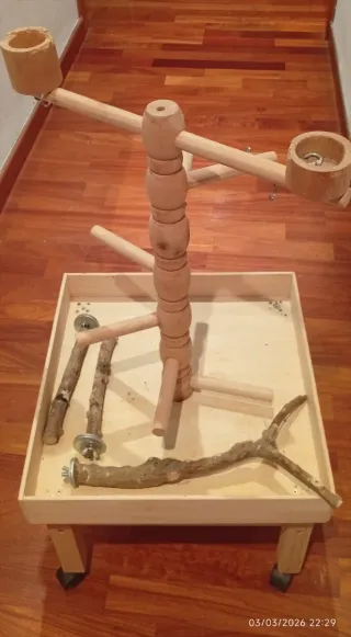 Pie de madera artesanal con ruedas para loro