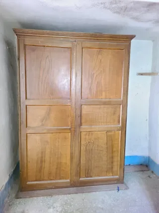 Armario de madera maciza antiguo