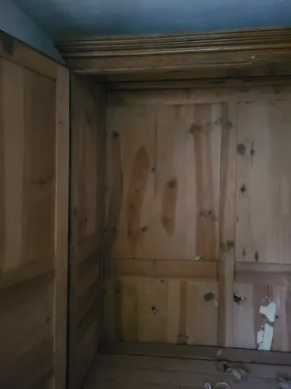 Armario de madera maciza antiguo