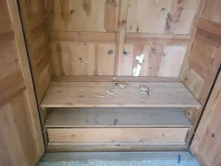 Armario de madera maciza antiguo