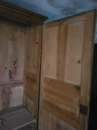 Armario de madera maciza antiguo