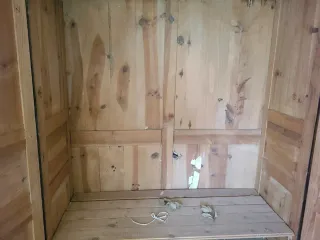 Armario de madera maciza antiguo