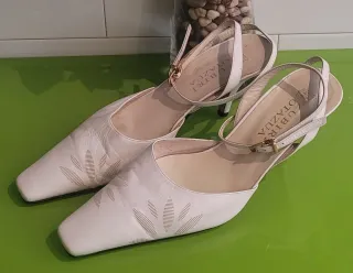Zapatos de piel blancos tacon Zubiri Otazua