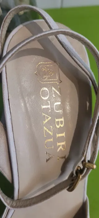 Zapatos de piel blancos tacon Zubiri Otazua