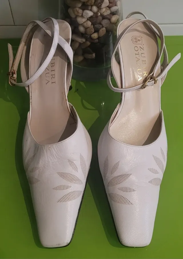 Zapatos de piel blancos tacon Zubiri Otazua