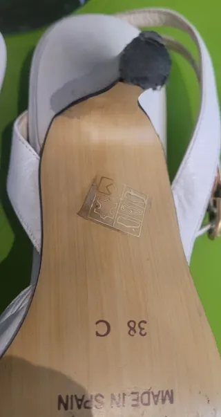 Zapatos de piel blancos tacon Zubiri Otazua