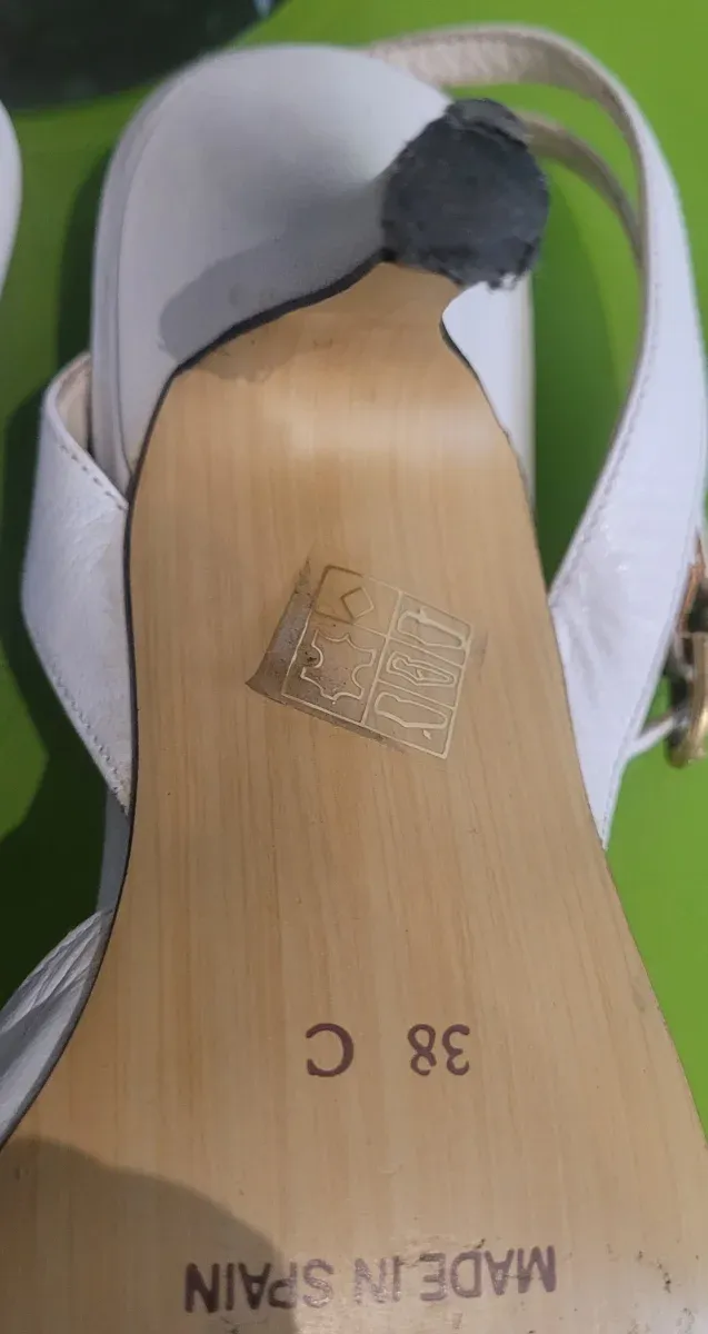 Zapatos de piel blancos tacon Zubiri Otazua