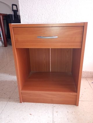 Mesita de noche de madera