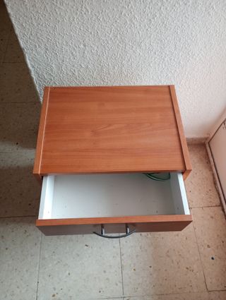 Mesita de noche de madera