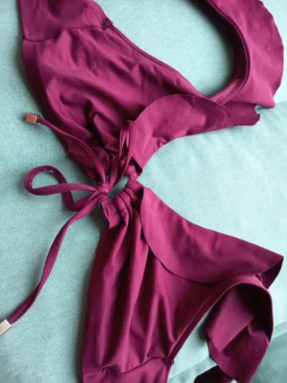 Sujetador bikini color vino.