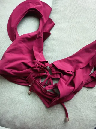 Sujetador bikini color vino.