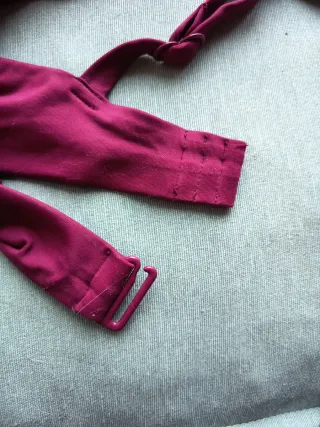 Sujetador bikini color vino.