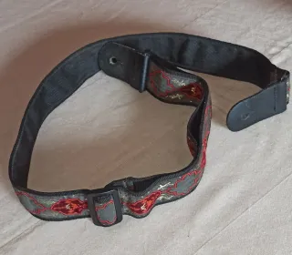 Correa Guitarra/Bajo Bordada Flores Rojas