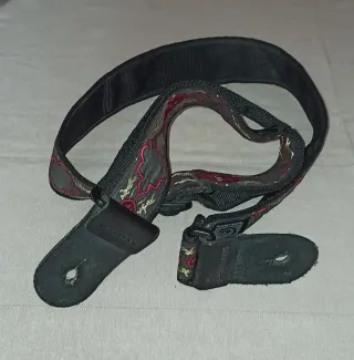 Correa Guitarra/Bajo Bordada Flores Rojas