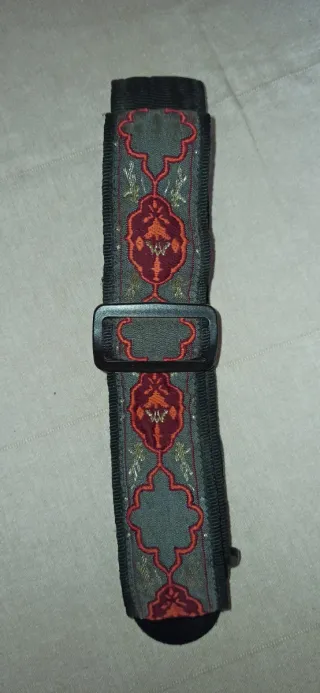 Correa Guitarra/Bajo Bordada Flores Rojas