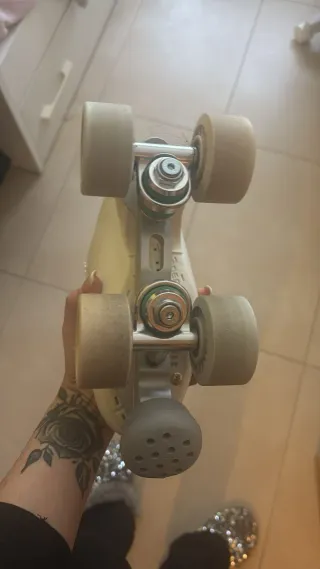Patines blancos Esordio