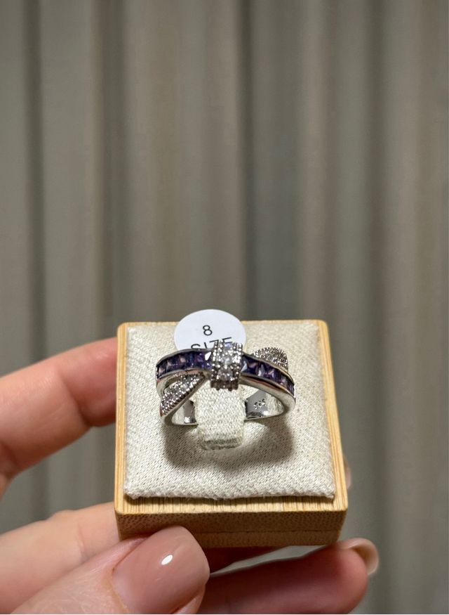 Anillo elegante piedras violetas y circonitas