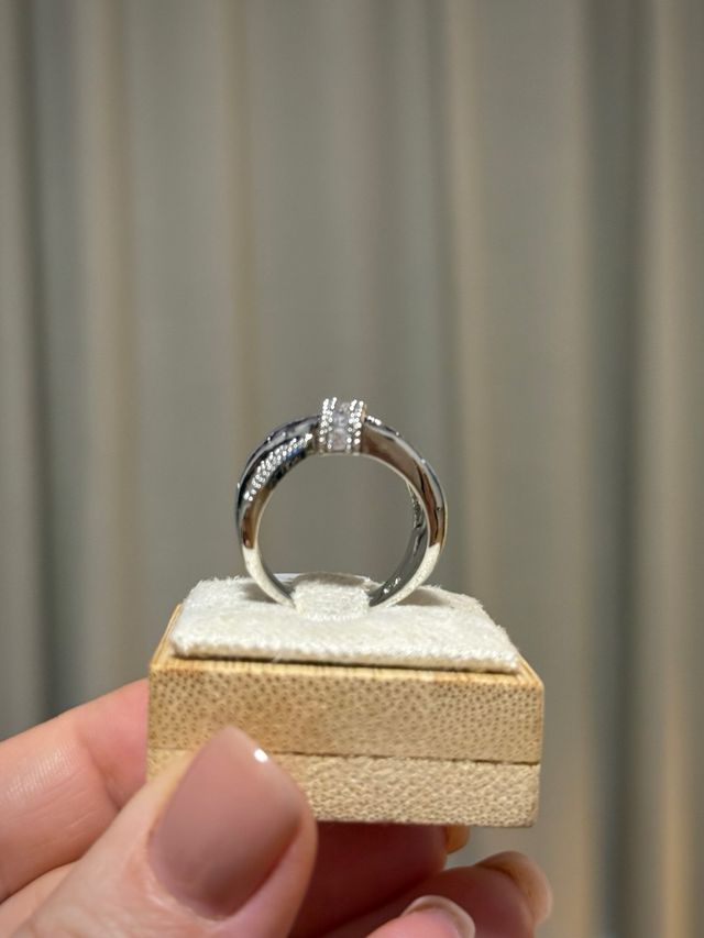 Anillo elegante piedras violetas y circonitas