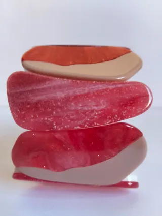 Pulsera roja beige elástica resina