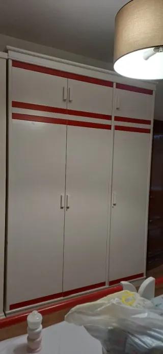 Armario 3 puertas con altillos.