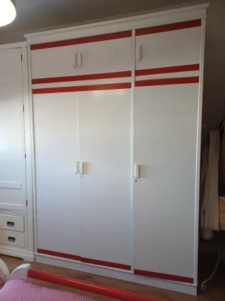 Armario 3 puertas con altillos.