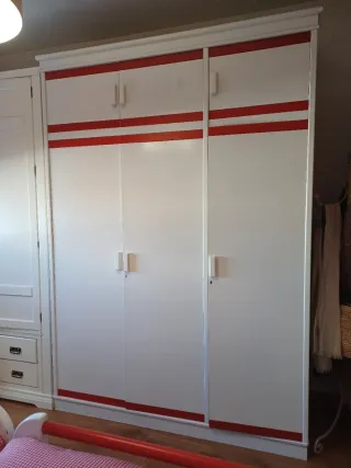 Armario 3 puertas con altillos.