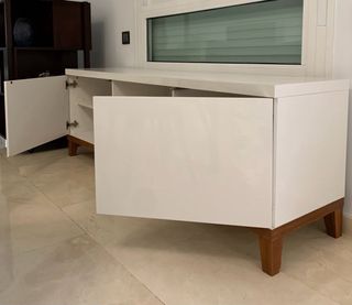 Mueble TV blanco y madera