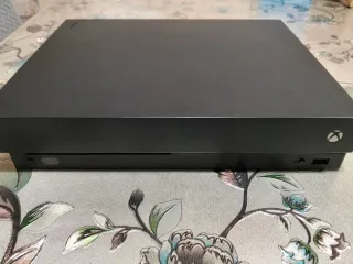 Console Xbox One X + Cavo HDMI Senza controller