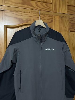 Chaqueta Adidas Terrex Gris y Negra