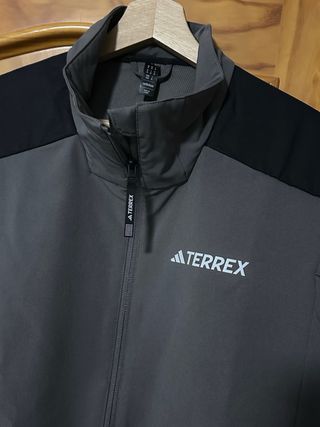 Chaqueta Adidas Terrex Gris y Negra
