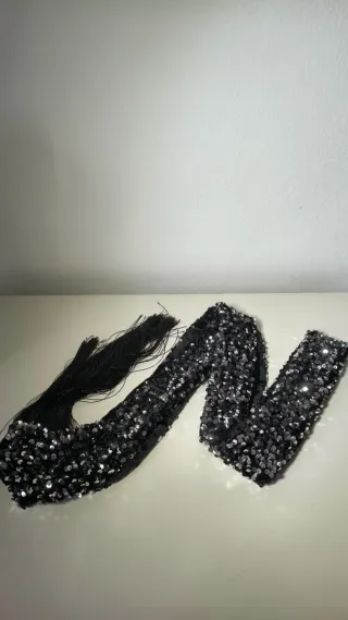 Sciarpa Calliope nera con paillettes e frange