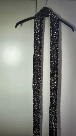 Sciarpa Calliope nera con paillettes e frange