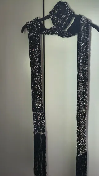 Sciarpa Calliope nera con paillettes e frange