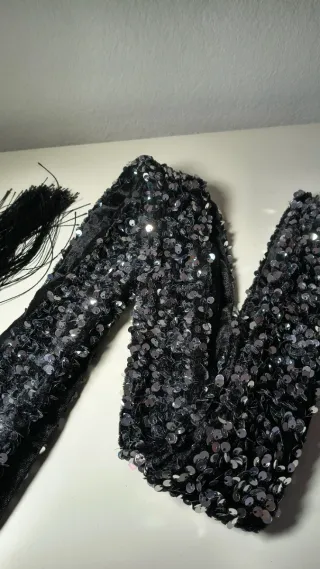 Sciarpa Calliope nera con paillettes e frange