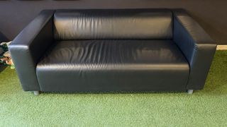 Sofá de piel negro