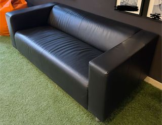 Sofá de piel negro