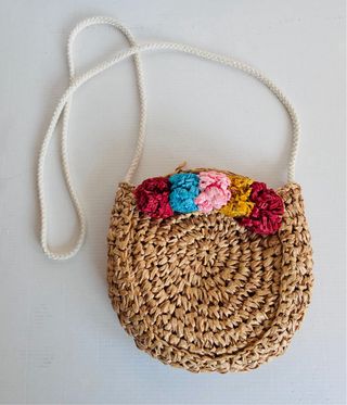 Bolso de rafia redondo con flores