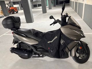 Kawasaki J300 Maxi Scooter Gris