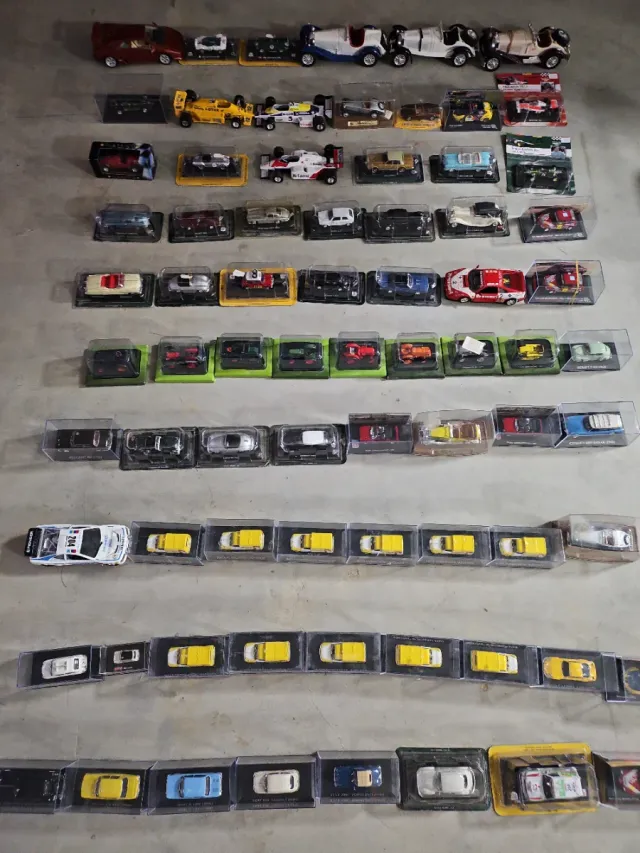 Lote 107 miniaturas coches escala