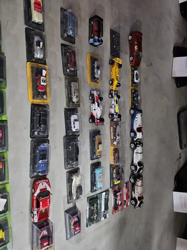 Lote 107 miniaturas coches escala