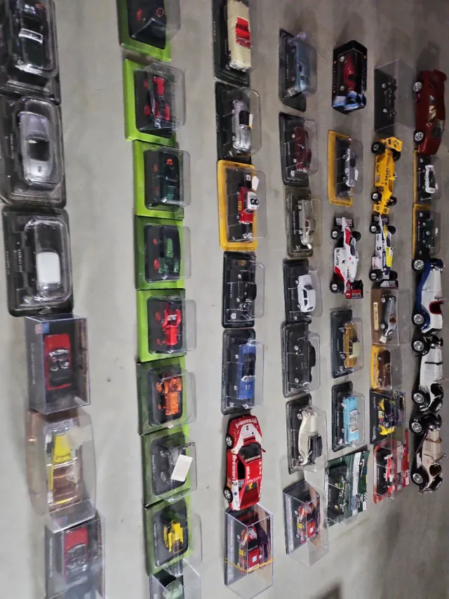 Lote 107 miniaturas coches escala