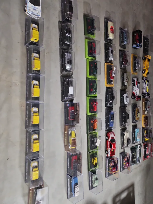 Lote 107 miniaturas coches escala