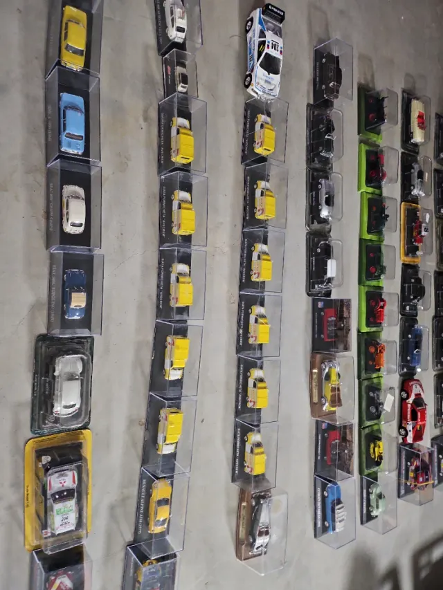 Lote 107 miniaturas coches escala