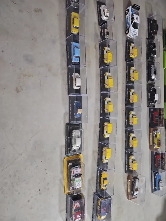 Lote 107 miniaturas coches escala