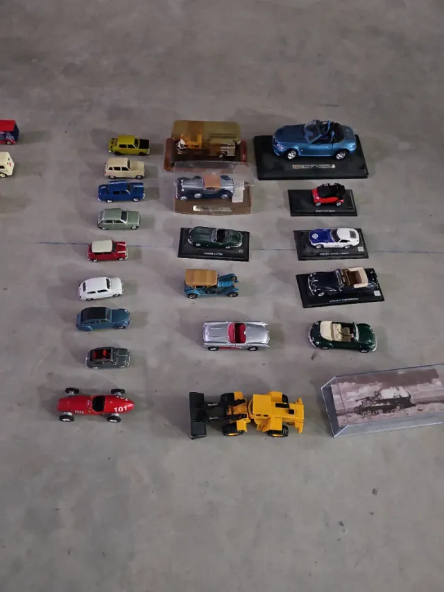 Lote 107 miniaturas coches escala
