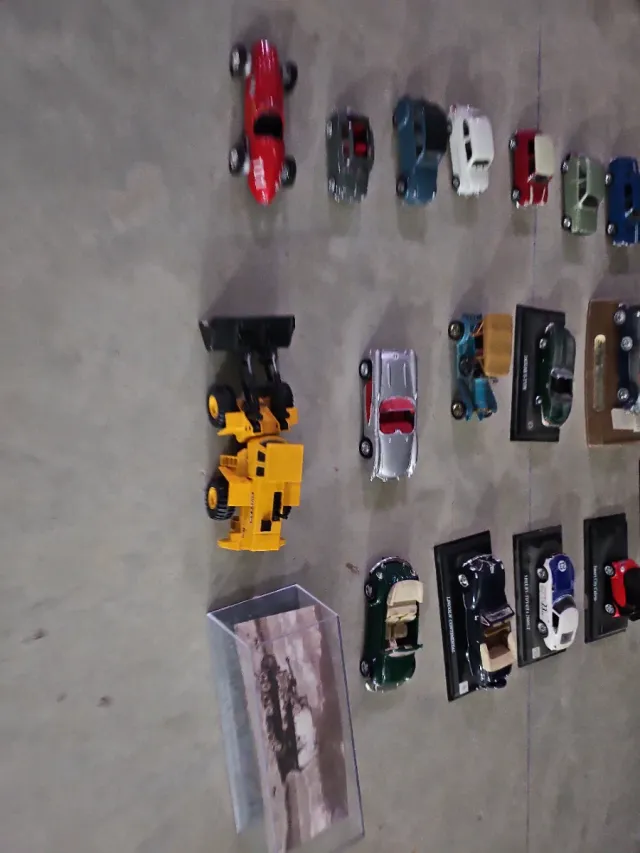 Lote 107 miniaturas coches escala