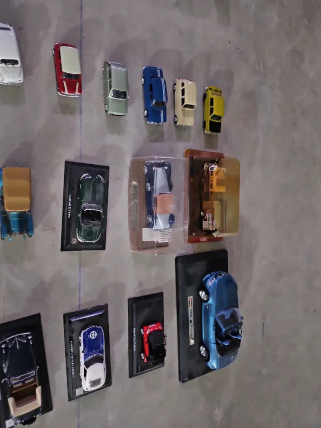 Lote 107 miniaturas coches escala